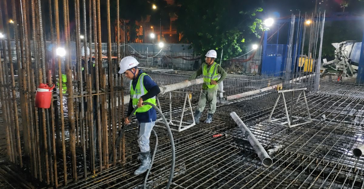 Công tác đổ bê tông sàn hầm được thực hiện trong ca đêm.